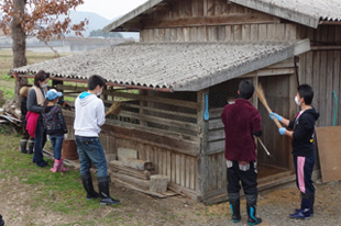 小屋の窓掃除